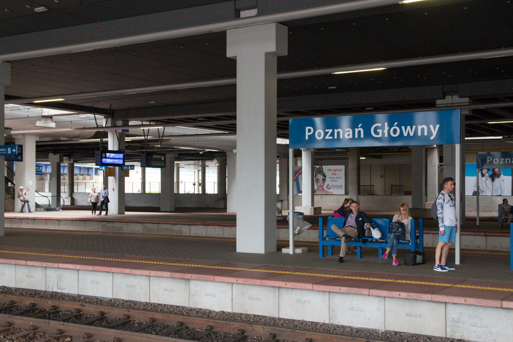 Dworzec PKP Poznań Główny peron - Anna Adamczyk