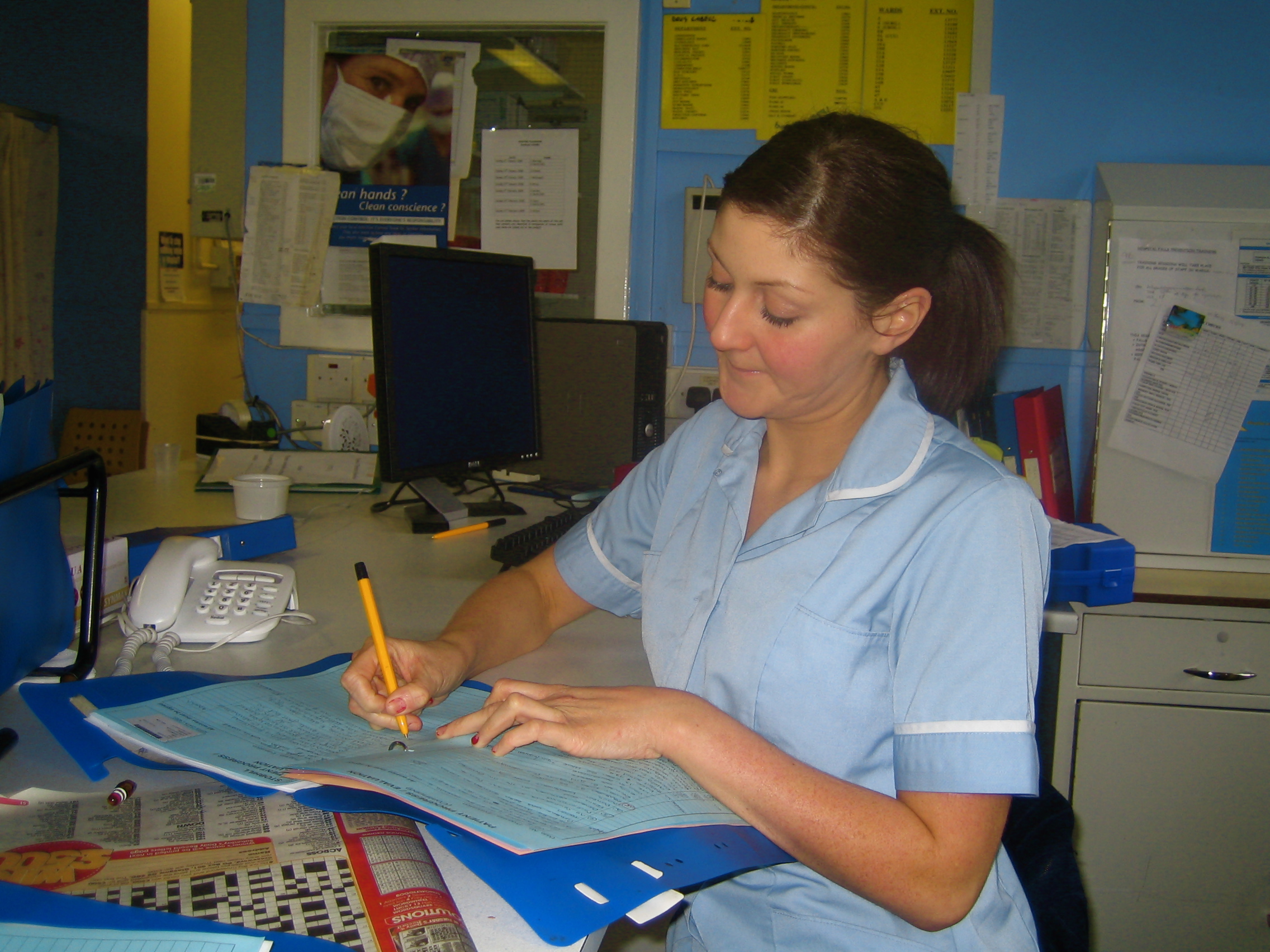 pielęgniarka pisze - wikimedia cc