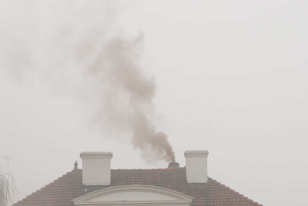 dym z komina smog powietrze - Leon Bielewicz