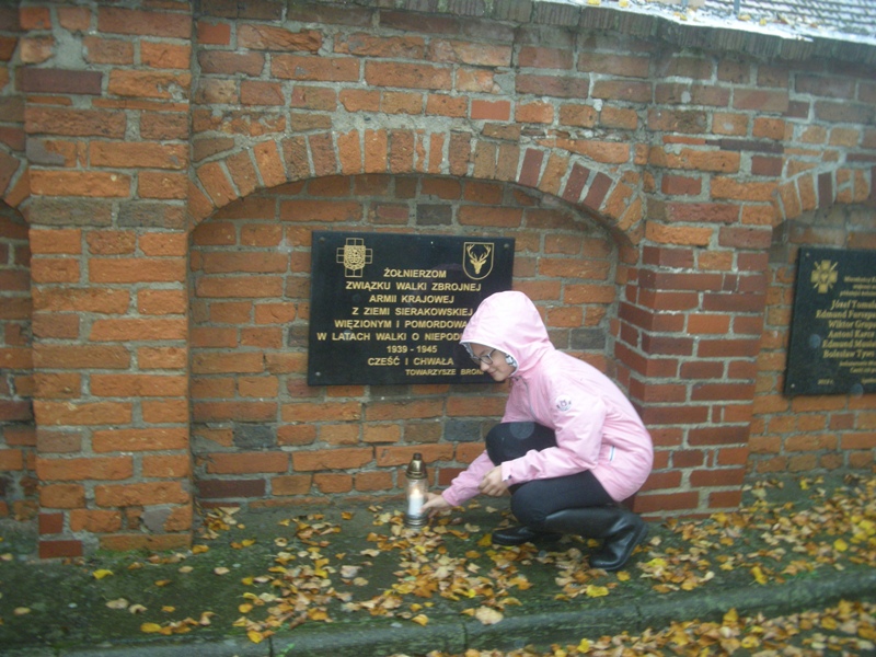 Rada Uczniowska ze Szkoły Podstawowej w Sierakowie wraz z opiekunem Elżbietą Cymanek zapaliła znicze w Panteonie Ziemi Sierakowskiej.