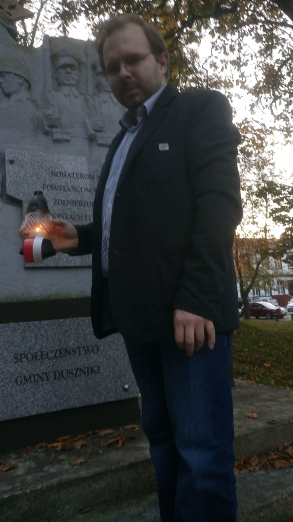 Prezes TMZD Jacek Lichocki zapalił znicz pod Pomnikiem Walk i Męczeństwa w Dusznikach