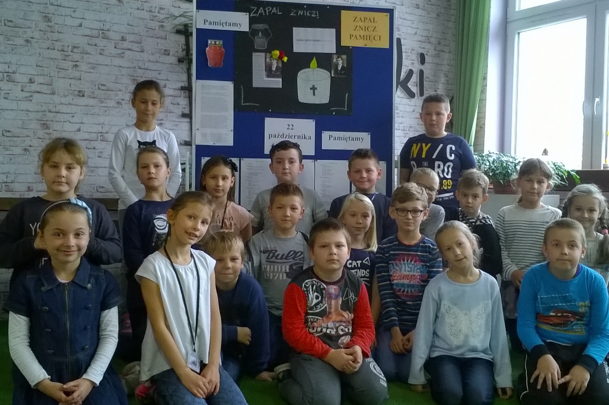 Uczniowie ze Szkoły Podstawowej nr 3 w Luboniu wzięli udział w akcji „Zapal znicz pamięci".