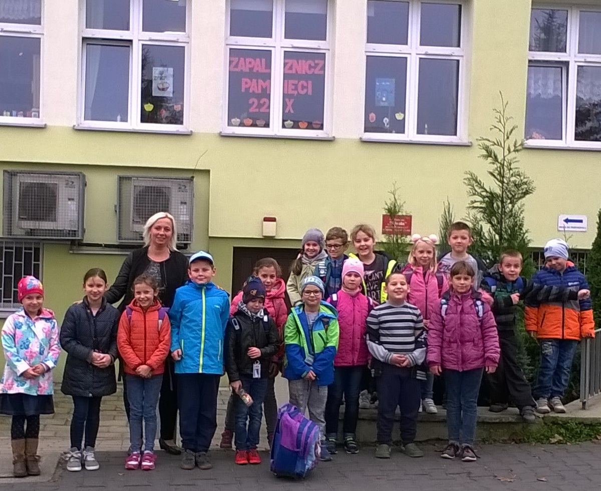 Uczniowie ze Szkoły Podstawowej nr 3 w Luboniu wzięli udział w akcji „Zapal znicz pamięci".
