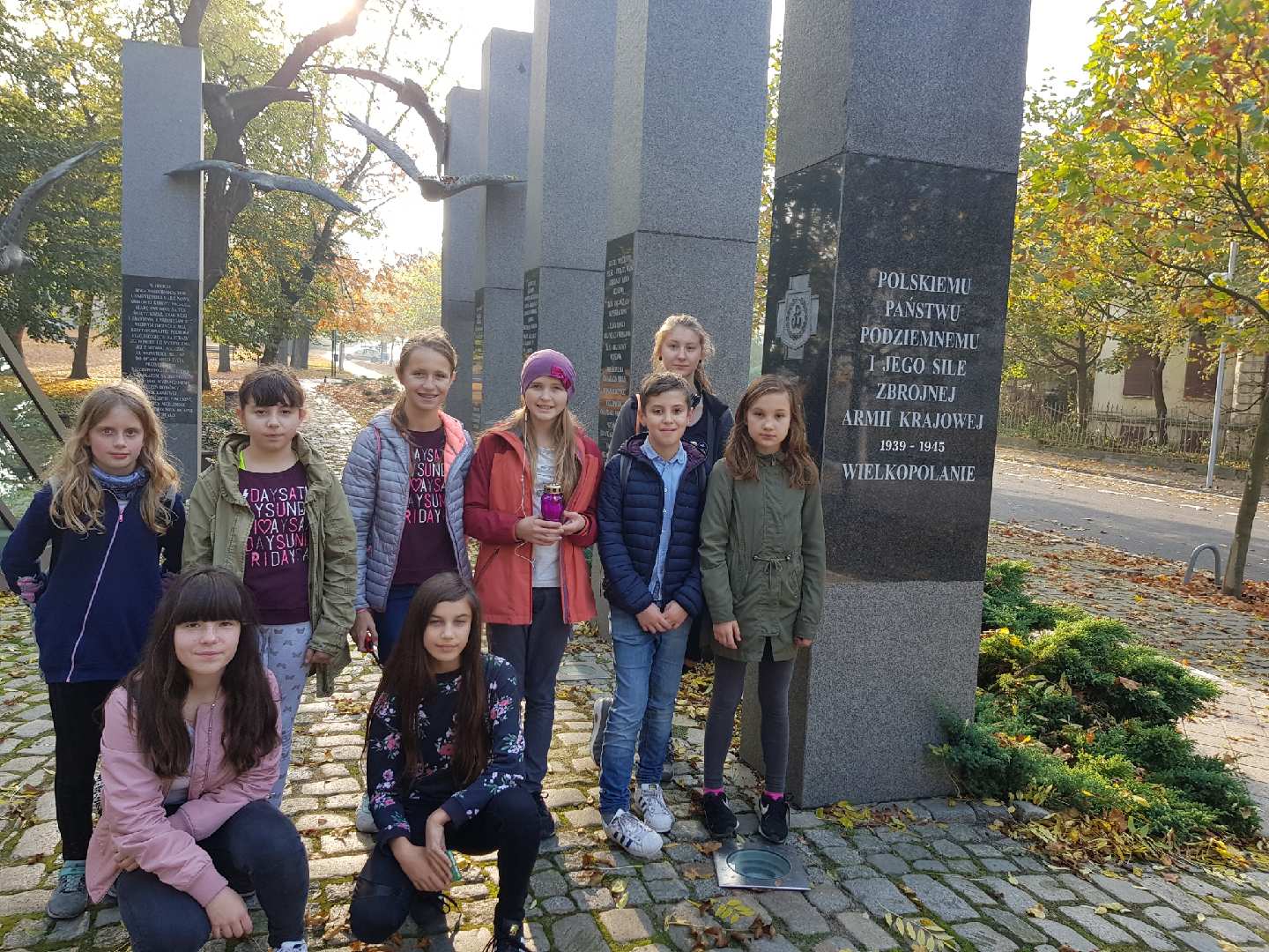 Uczniowie SP 51 w Poznaniu wzięli zapalili znicz pamięci na terenie Poznania i Warszawy