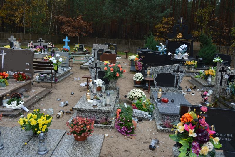 cmentarz wandale2 - Przemysław Stochaj