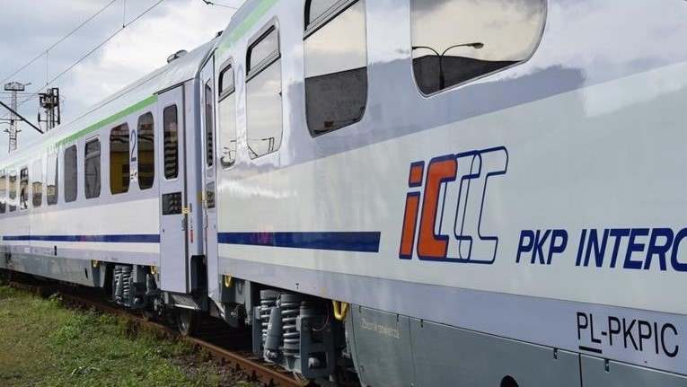 pociąg jedzie pkp intercity - P. Jurewicz