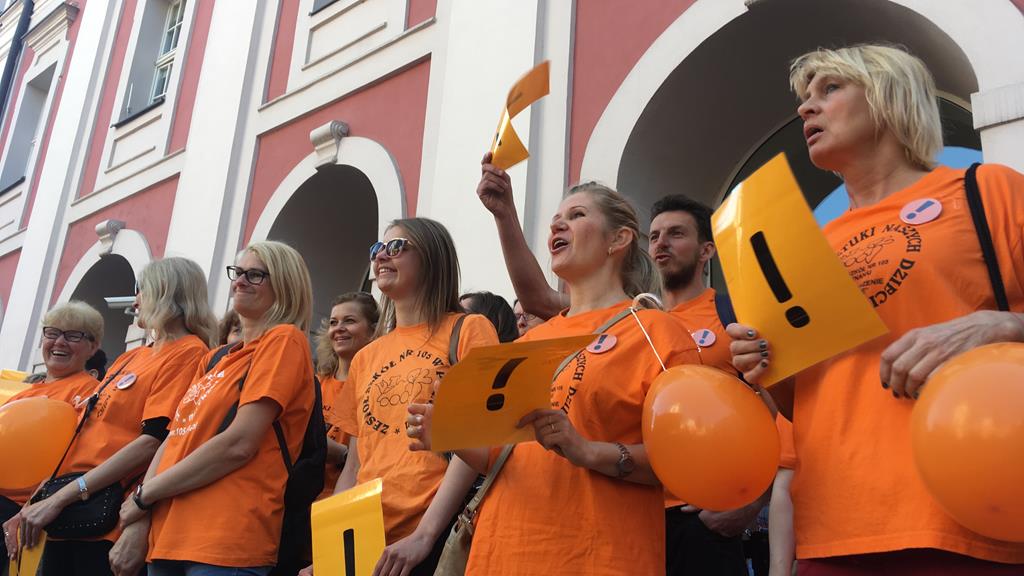 Nauczyciele pod urzędem poznań protest spacer  - Michał Jędrkowiak