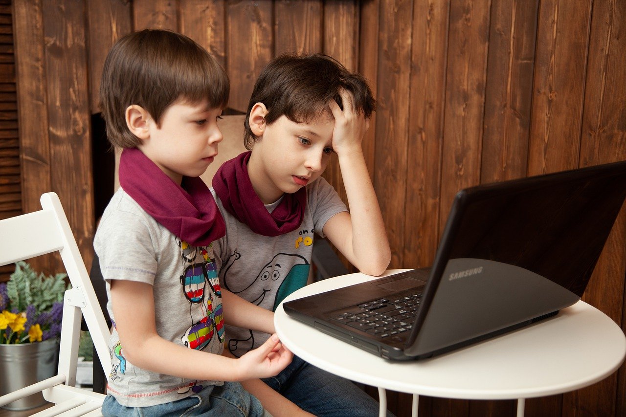dziecko dzieci komputer internet lekcje zdalne granie gry gra pc stock - Pixabay