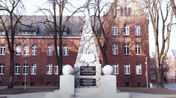 pomnik upamiętniający poległych w wojnie 1920 roku żołnierzy 55. Poznańskiego Pułku Piechoty leszno - Screen YT: LESZNO 100 NA 100