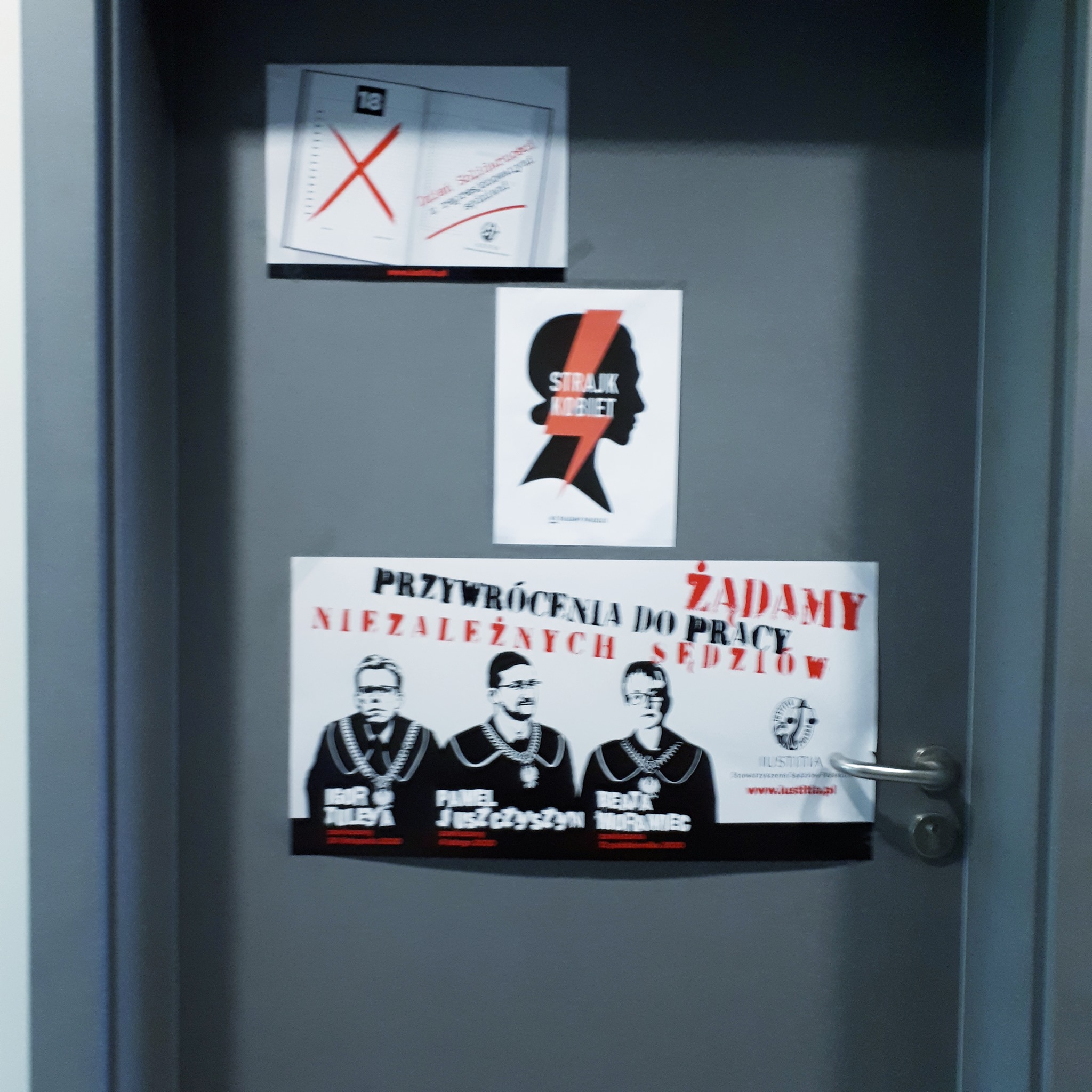 ławnik plakaty sąd strajk kobiet  - Marek Pietrzyński
