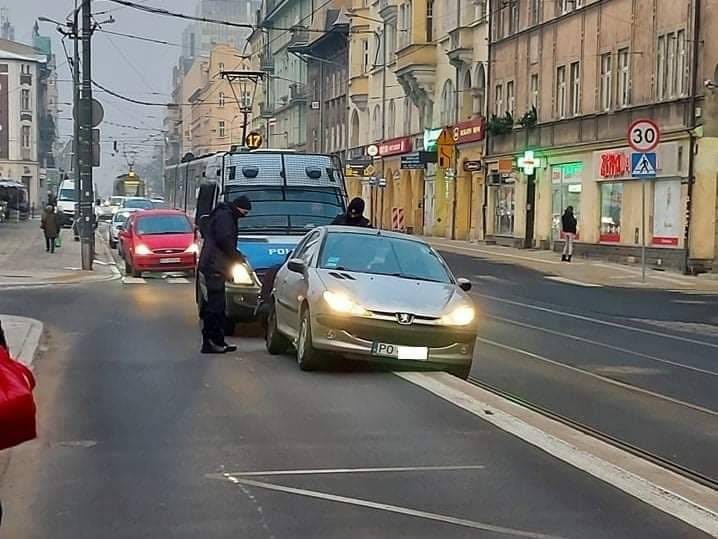 Samochody spadają z nowych przystanków tramwajowych w Poznaniu - TT: Andrzej Borowiak 