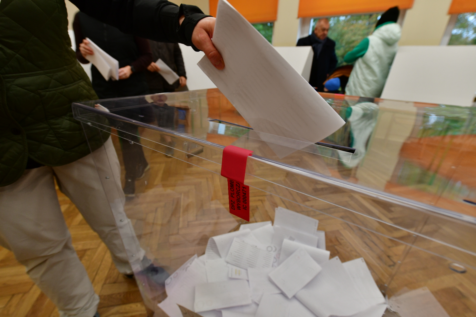 wybory referendum urna wyborcza lokal wyborczy - Wojtek Wardejn - Radio Poznań