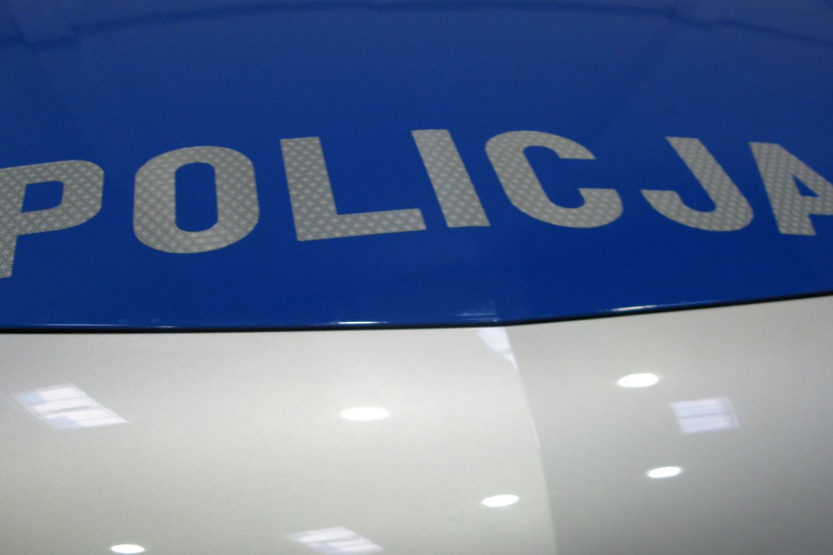 policja napis samochod radiowóz