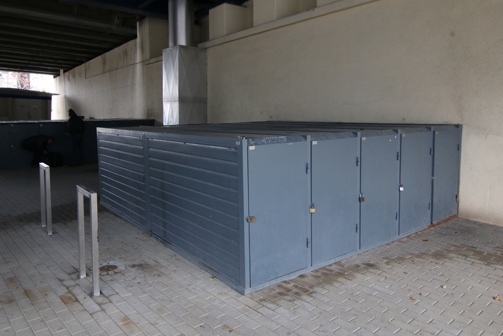 boksy na rowery zajęte bezdomnych - Marcin Wesołowski