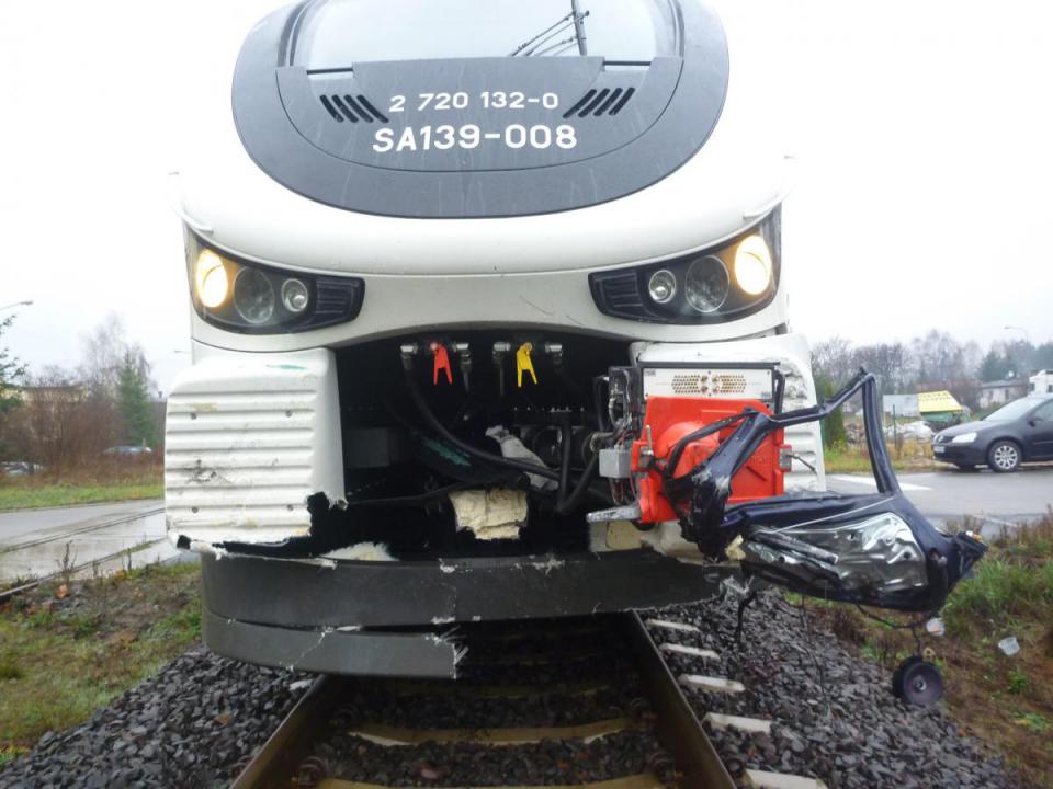 szynobus zderzyl się  z samochodem - Straż Pożarna Poznań