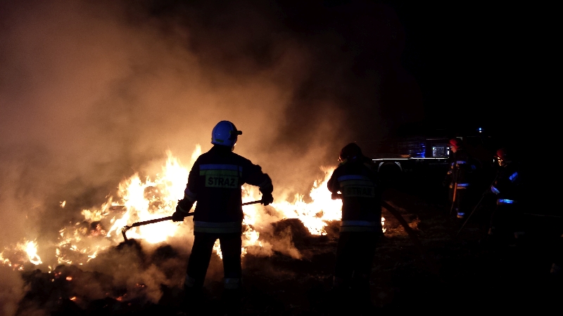 pożar stogu siana - Straż Pożarna Wolsztyn