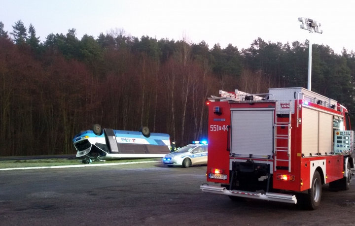 dachowanie busa na obwodnicy Piły - Straż Pożarna Piła