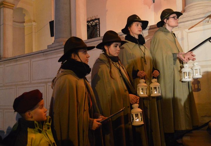 harcerze ze swiatełkiem przed ratuszem - UMP