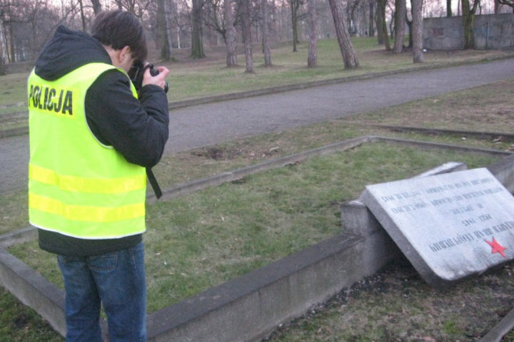 zniszczenia na cmenarzu żołnierzy radzieckich - Policja Kalisz