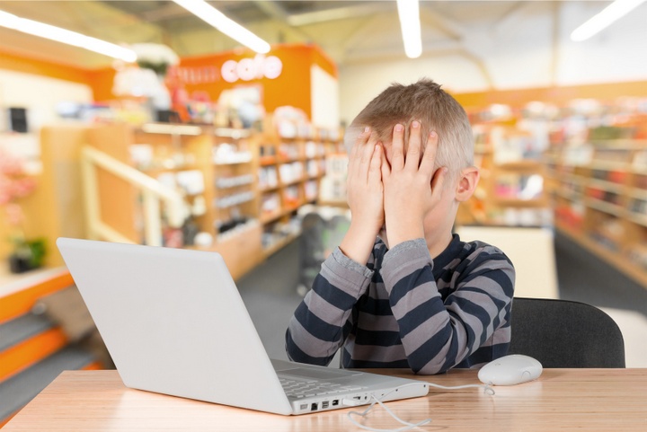 dziecko przed komputerem w internecie - Radio Merkury - Fotolia.pl