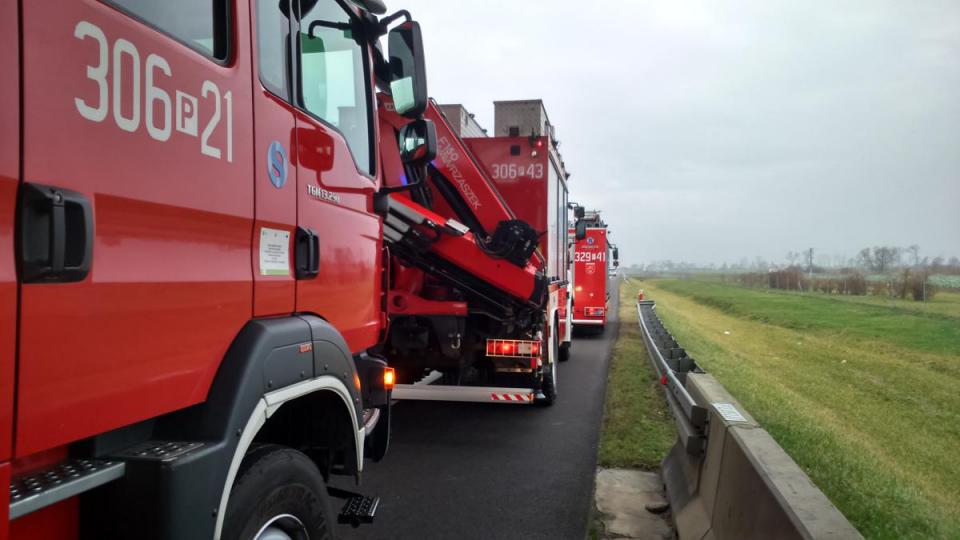 wypadek na autostradzie wozy strażackie