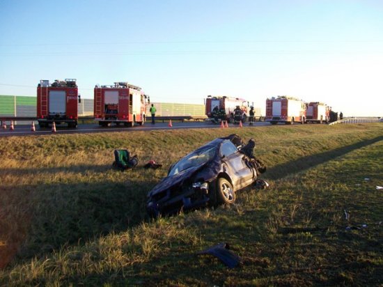 wypadek na autostradzie słupca - PSP Poznań