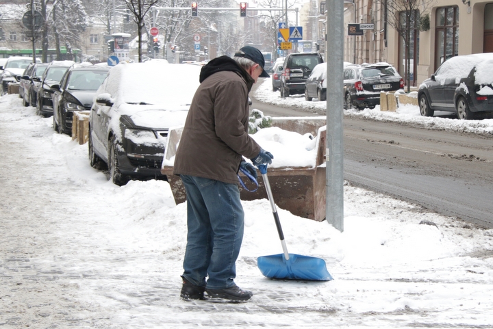 odśnieżanie ręczne chodników szuflowanie - Radio Merkury