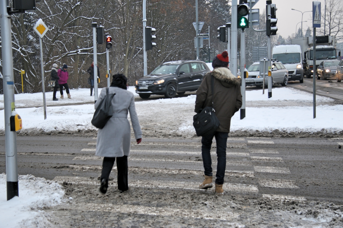 zima w mieście, odśnieżanie, piesi na przejściu zimą - Radio Merkury