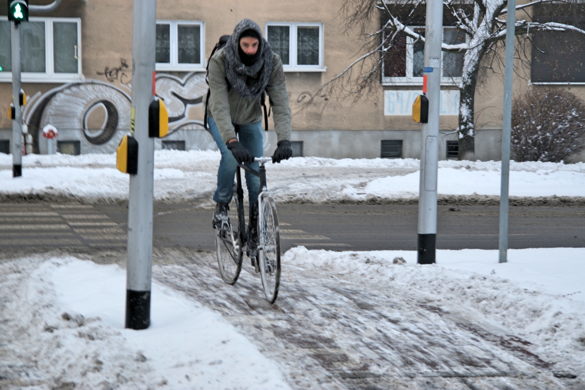 rowerzysta zimą, rowerem po śniegu - Radio Merkury