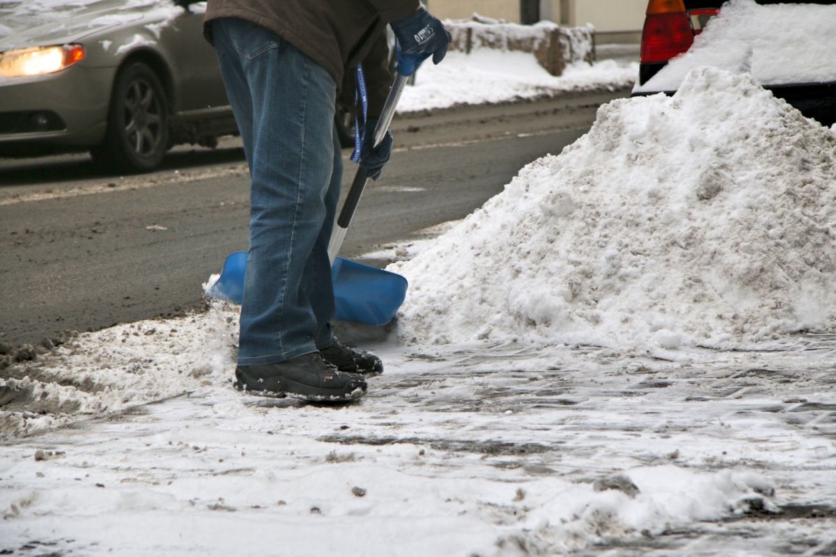 zima, odśnieżanie, szuflowanie, śnieg na chodnikach - Archiwum