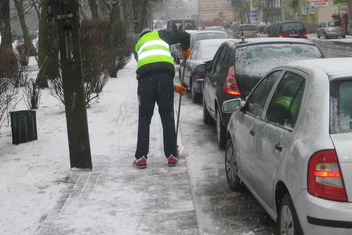 sprzątają chodniki - Rafał Muniak