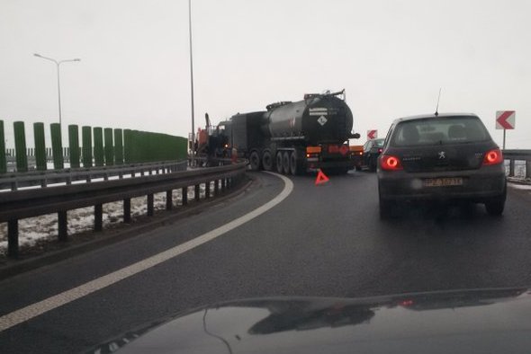 cysterna uderzyła w barierkę - Paweł M.