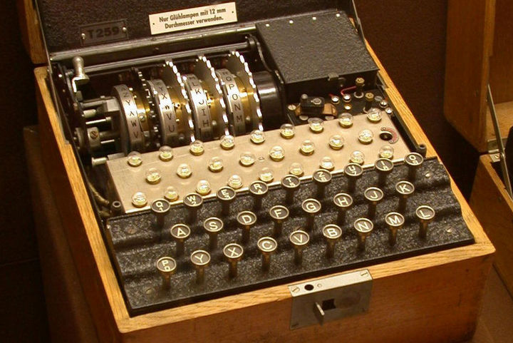 enigma maszyna szyfrująca typu tirpitz - Greg Goebel - CC Wikipedia