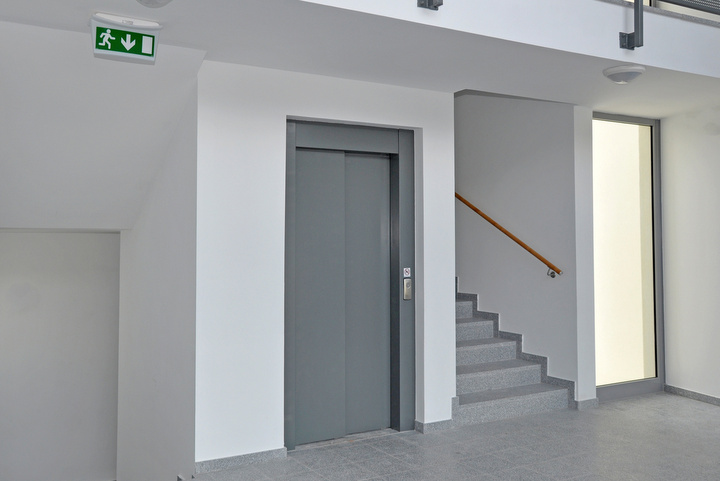 schody wnętrze bloku mieszkalnego - Radio Merkury - Fotolia.pl