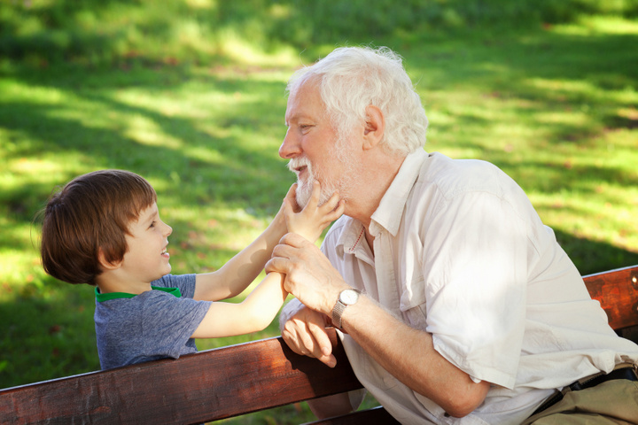 dziadek z wnuczkiem w parku - Radio Merkury - Fotolia.pl