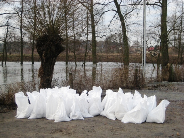 Szczytniki zalane - wał z worków - Rafał Regulski