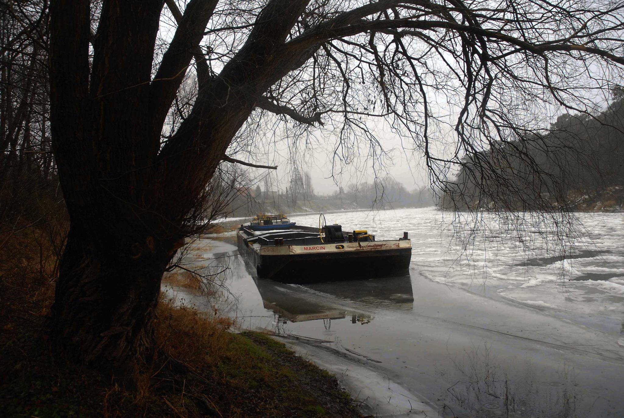 barka na warcie uwięziona w lodzie - Agencja Zero- Jeden