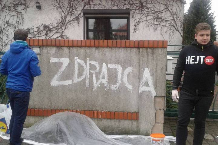 napis na murze zamalowany (1) - Maciej Kluczka