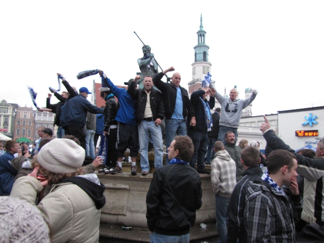 Kibice Lecha na Starym Rynku