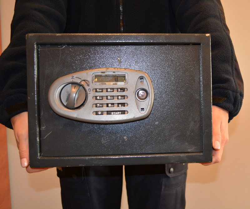 sejf wyrwany ze ściany - Policja Leszno