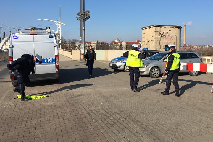 most rocha policjanci zamykają - Radio Merkury