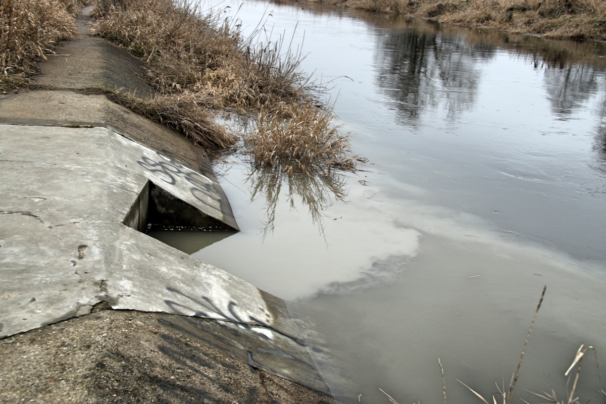 rura nad rzeką ścieki (3) - Marcin Wesołowski