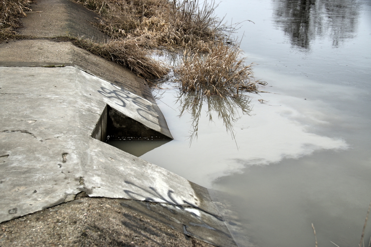 rura nad rzeką ścieki (2) - Marcin Wesołowski