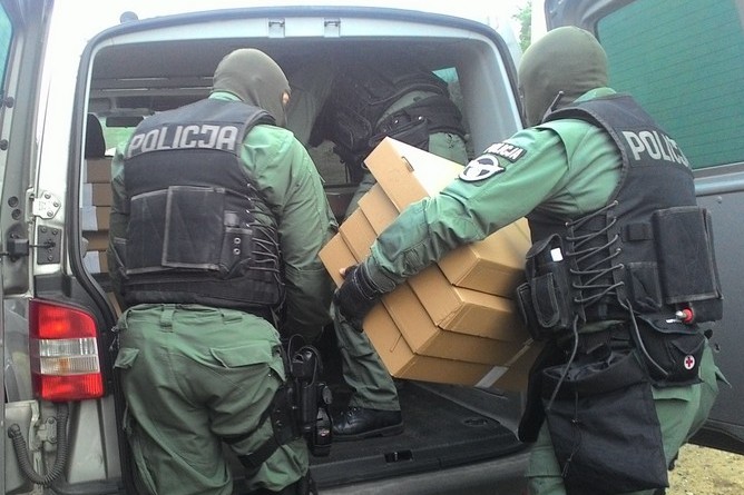 ładują nielegalne papierosy - Policja Poznań