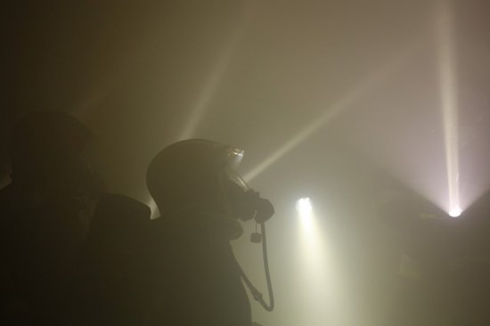 strażacy w zadymionym pomieszczeniu - Straż Pożarna Piła