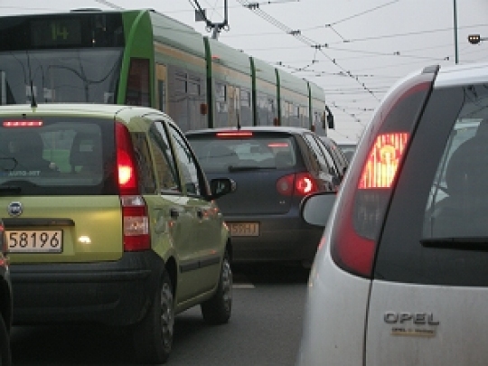 Tramwaj w korku - TomFoto