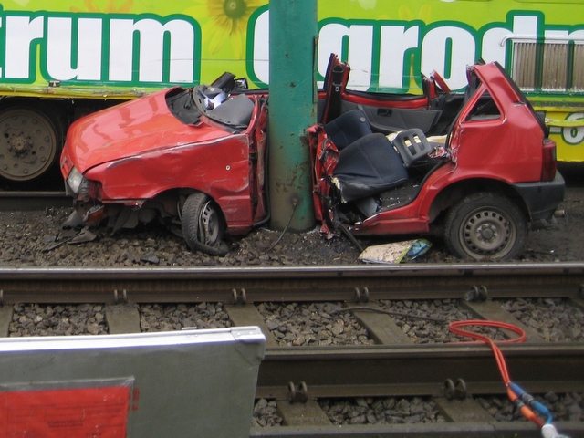 Wypadek na Starołęckiej - auto pod tramwajem - Adam Michalkiewicz