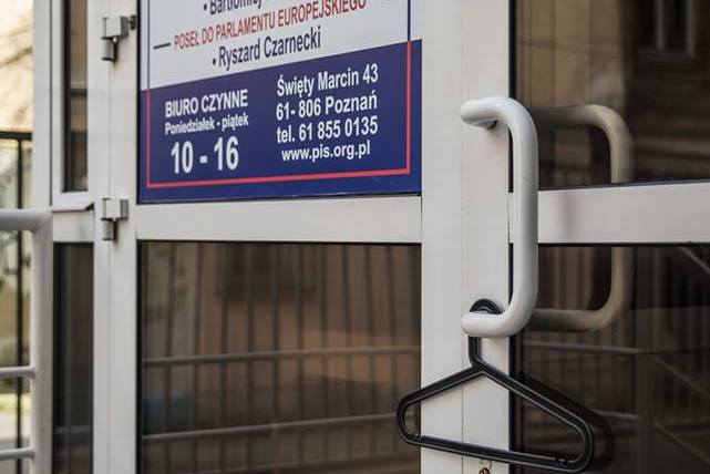 wieszaki biuro poselskie pis - Razem Poznań