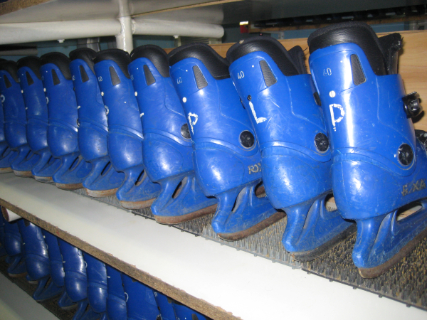 łyżwy na półce - Jacek Butlewski