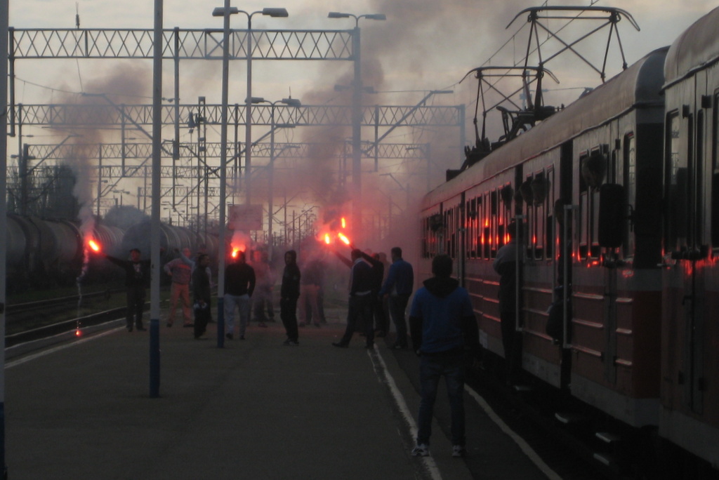 kibice z racami na peronie - Rafał Muniak